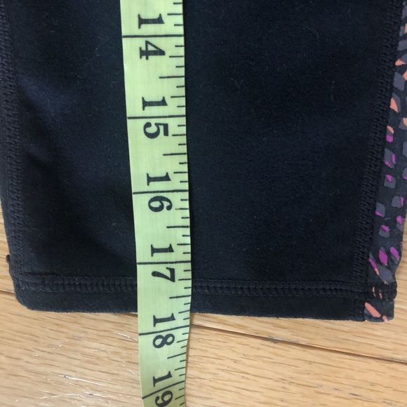 🔴2 for $25 FABLETICS Women's Capri Leggings Black with a design on eac… - Picture 7 of 9